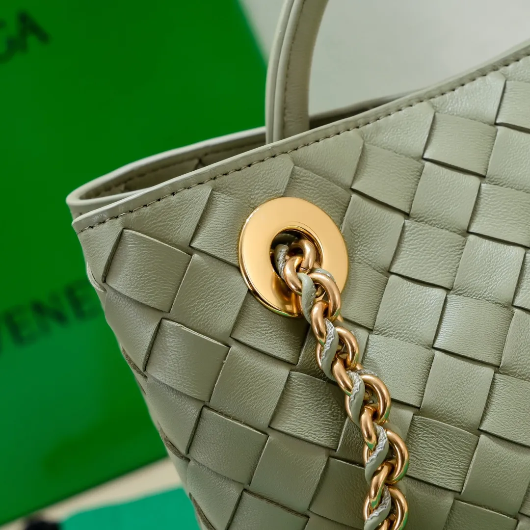 Batch 1960 BOTTEGA VENETA 2024 spring and summer new small ANDIAMO chain bag is also available! 🔥🔥I believe many friends have been waiting for a long time. The metallic chain adds a touch of sophistication to the original softness and elegance of Andiamo. The collision of classic craftsmanship and elegance creates a different kind of beauty. Style number: 6008 Size: 25*22*10.5cm